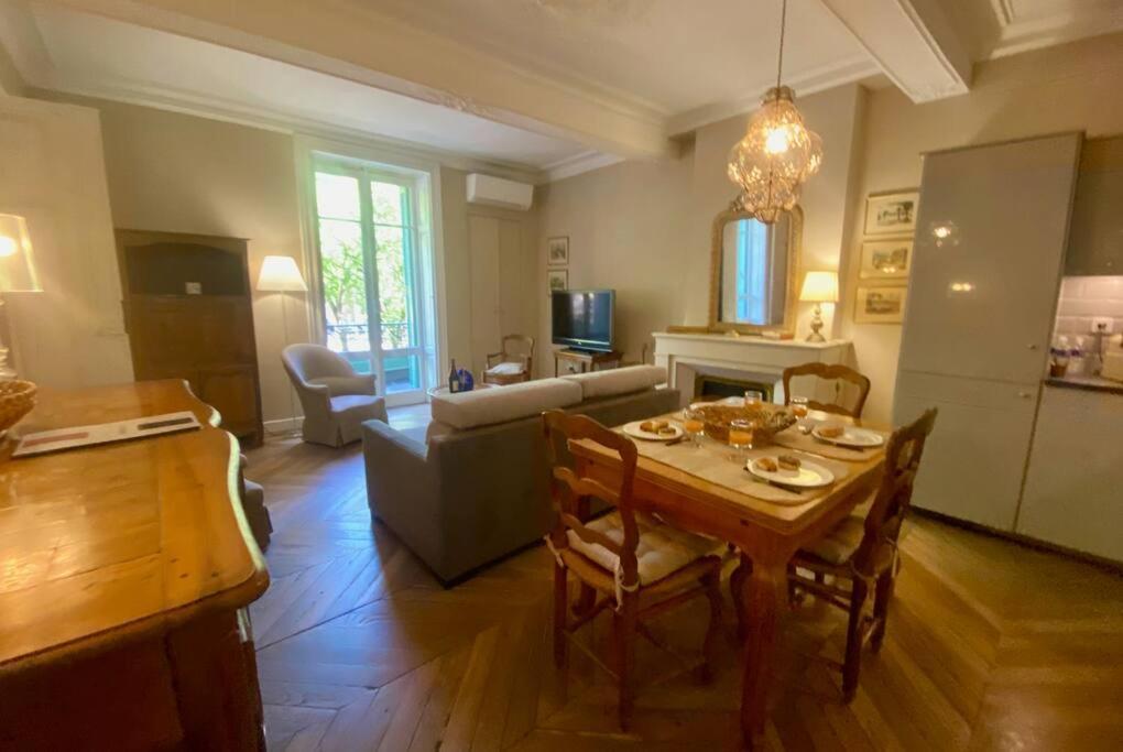 L'Historien - Avec Balcon Coeur De Nimes Apartman Kültér fotó